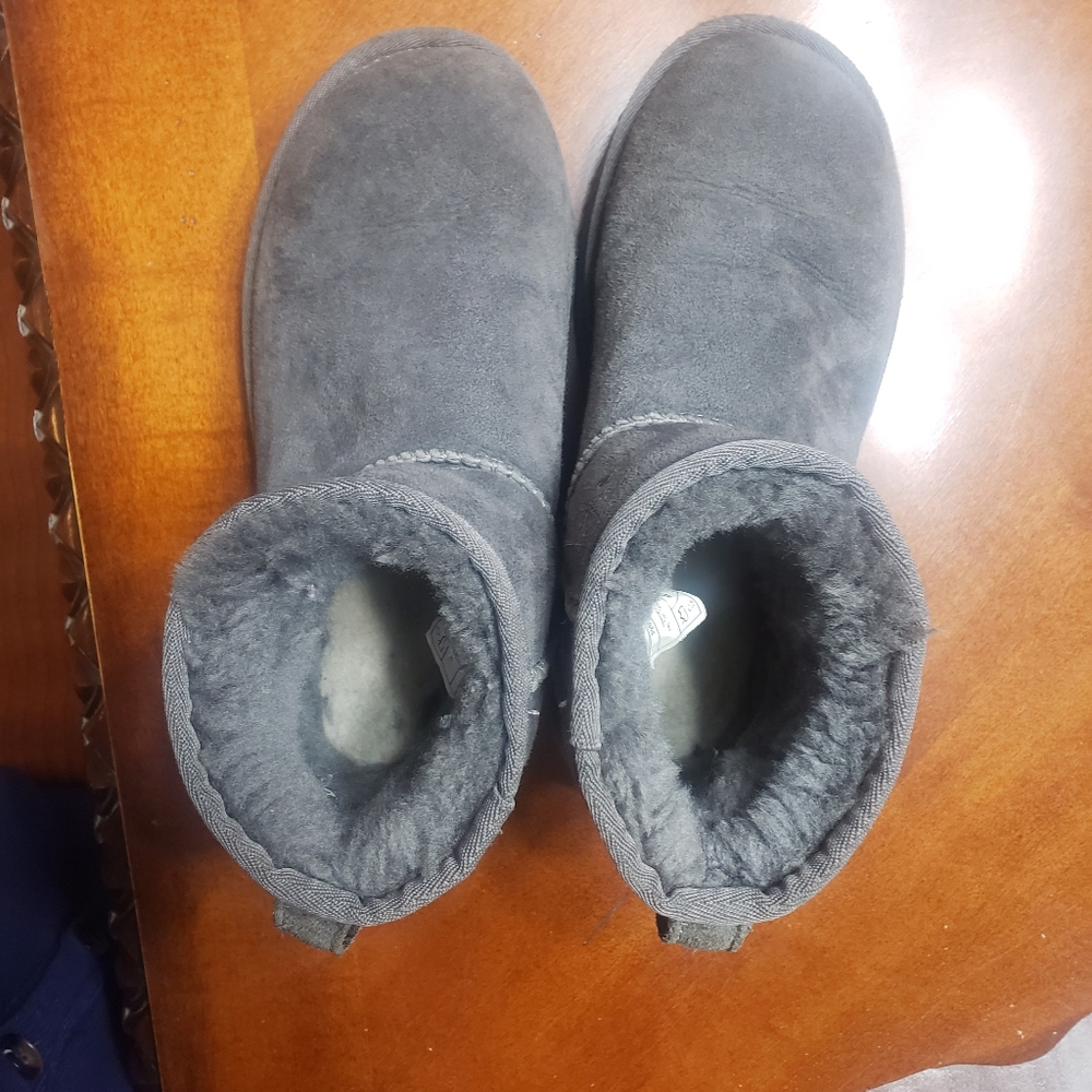 Perfect condition short authentic grey uggs size 5 women's